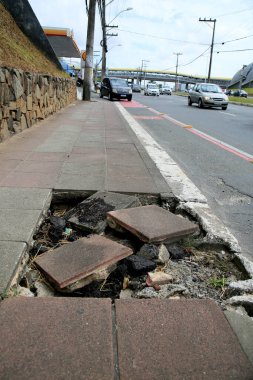 Salvador, Bahia, Brezilya - 23 Aralık 2020: Salvador şehrinde kaldırımda bir delik görüldü. * * * Yerel altyazı * *