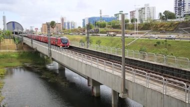 Salvador, Bahia, Brezilya - 23 Aralık 2020: Salvador şehrindeki metro lokomotifinin Paralela bölgesinde ikinci hatta geçtiği görüldü..