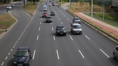 Salvador, Bahia, Brezilya - 23 Aralık 2020: Avenida Luiz Viana - Paralela - Salvador şehrinde araç hareketi. 