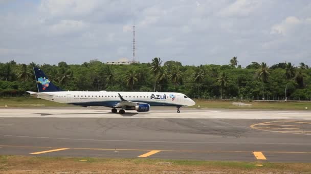 ブラジル バヒア州サルヴァドール2020年12月23日 Azul Linhas AereasのEmbraer E195Ar航空機は サルバドール市の国際空港の滑走路で離陸手続き中に見られます — ストック動画