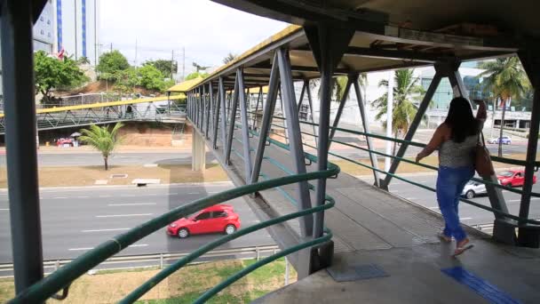2020年12月23日ブラジル バイーア州サルバドル サルバドール市のパラレラ地方の歩道を利用する人々 — ストック動画