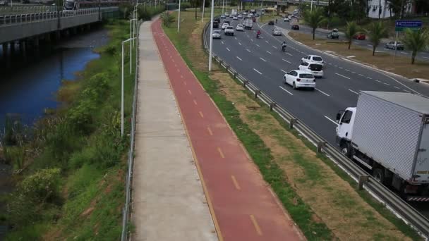 ブラジルのバヒア州サラドール2020年12月23日 ルイズ ヴィアナ通りの自転車道で自転車に乗る人 — ストック動画