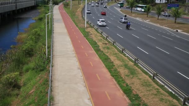 ブラジルのバヒア州サラドール2020年12月23日 ルイズ ヴィアナ通りの自転車道で自転車に乗る人 — ストック動画