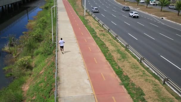 ブラジル バヒア州サラドール2020年12月23日 サルバドール市内のアヴェンダ ルイス ヴィアナ パラレラ の自転車道の隣のレーストラックで走る姿が見られます — ストック動画