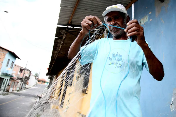 Mata de sao joao, bahia, brazil - october 1, 2020: fisherman is seen repairing fishing net in the city of Mata de Sao Joao. *** Local Caption *** — Stock Image Mata Sao Joao Bahia Brazil October 2020 Fisherman Seen Repairing Royalty Free Stock Images