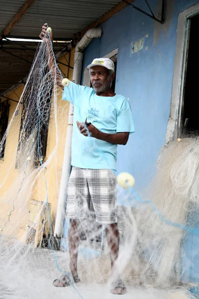 Mata de sao joao, bahia, brazil - october 1, 2020: fisherman is seen repairing fishing net in the city of Mata de Sao Joao. *** Local Caption *** — Stock Image Mata Sao Joao Bahia Brazil October 2020 Fisherman Seen Repairing Stock Image