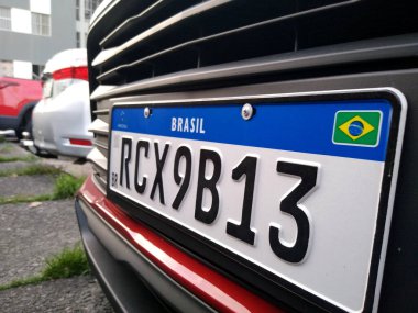 Salvador, Bahia, Brezilya - 27 Aralık 2020: Mercosur standardına göre araç plakası Salvador şehrinde görülmektedir.