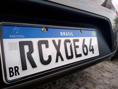 Salvador, Bahia, Brezilya - 27 Aralık 2020: Mercosur standardına göre araç plakası Salvador şehrinde görülmektedir.