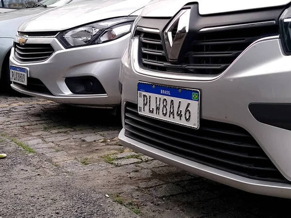 Salvador, Bahia, Brezilya - 27 Aralık 2020: Mercosur standardına göre araç plakası Salvador şehrinde görülmektedir.