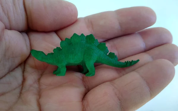 Salvador Bahia Brazil Grudnia 2020 Trzymanie Ręce Miniatury Plastikowego Dinozaura — Zdjęcie stockowe