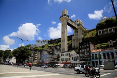 Salvador, Bahia, Brezilya - 28 Aralık 2020: Salvador şehrinde Cidade Alta ve Cidade Baixa 'yı birbirine bağlayan bir anıt olan Lacerda Asansörü manzarası. * * * Yerel altyazı * *