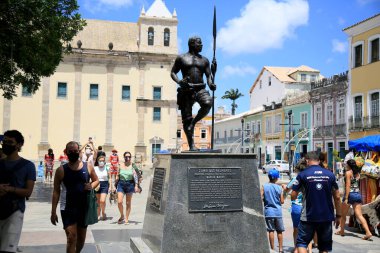 Salvador, Bahia, Brezilya - dezembro 28, 2020: Salvador şehrinin tarihi merkezi Praca da Se 'de sergilenen siyah lider Zumbi dos Palmares heykelinin manzarası. * * * Yerel altyazı * *