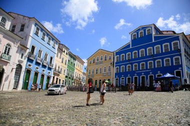 Salvador, Bahia, Brezilya - 28 Aralık 2020: Salvador şehrinin tarihi merkezi Pelourinho 'da turistlerin hareketi. * * * Yerel altyazı * *