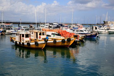 Salvador, Bahia, Brezilya - 28 Aralık 2020: Salvador 'da Rampa do Mercado Modelo' nun yanındaki demirleme alanında kayıklar görüldü. * * * Yerel altyazı * *