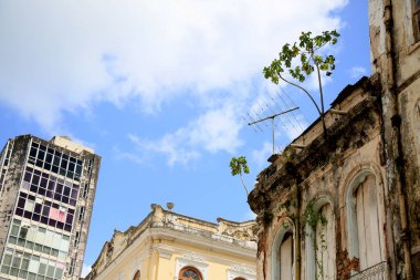 Salvador, Bahia, Brezilya - 28 Aralık 2020: Salvador şehrinin Comercio semtinde tarihi ve mimari mirasa ait eski binalar terk edilmiş olarak görülmektedir. * * * Yerel altyazı * *