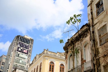 Salvador, Bahia, Brezilya - 28 Aralık 2020: Salvador şehrinin Comercio semtinde tarihi ve mimari mirasa ait eski binalar terk edilmiş olarak görülmektedir. * * * Yerel altyazı * *