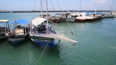Salvador, Bahia, Brezilya - 28 Aralık 2020: Salvador 'da Rampa do Mercado Modelo' nun yanındaki demirleme alanında kayıklar görüldü.. 