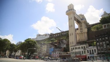 Salvador, Bahia, Brezilya - 28 Aralık 2020: Salvador şehrinde Cidade Alta ve Cidade Baixa 'yı birbirine bağlayan bir anıt olan Lacerda Asansörü manzarası. 