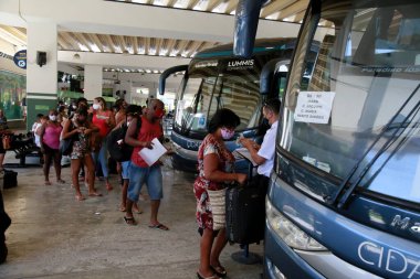 Salvador, Bahia, Brezilya - 30 Aralık 2020: Yolcular, Salvador şehrinden Bahia 'nın iç kesimlerine giden otoyolda bir otobüse binerken görüldü..