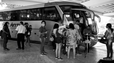 Salvador, Bahia, Brezilya - 30 Aralık 2020: Yolcular, Salvador şehrinden Bahia 'nın iç kesimlerine giden otoyolda bir otobüse binerken görüldü..