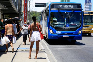 Salvador, Bahia, Brezilya - 30 Aralık 2020: Salvador şehrindeki toplu otobüs durağında insanlar görülüyor..