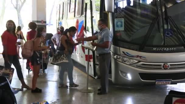 바히아 브라질 2020 바히아 내륙으로 살바도르 정류장에서 승객들이 버스를 — 비디오
