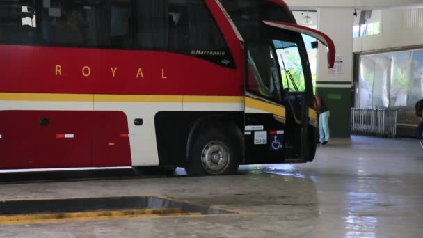 2020年12月30日 ブラジル バイーア州サルバドル市のバスステーションでバイーア市内行きの都市間バスに乗車中に乗客が見られる — ストック動画