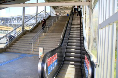 Salvador, Bahia, Brezilya - 30 Aralık 2020: İnsanlar Salvador şehrinde metro istasyonu yakınlarında yürüyen merdiven kullanırken görüldü. * * * Yerel altyazı * *