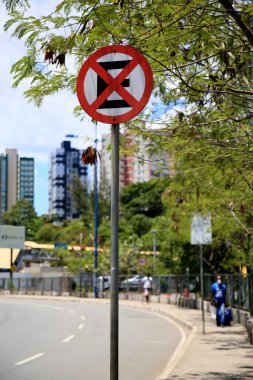Salvador, Bahia, Brezilya - 30 Aralık 2020: trafik işaretlerine göre Salvador 'da sokağa park etmek yasaktır. * * * Yerel altyazı * *