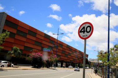 Salvador, Bahia, Brezilya - 30 Aralık 2020: trafik levhası Salvador şehrinde saatte 40 kilometre hız limitini gösteriyor. * * * Yerel altyazı * *