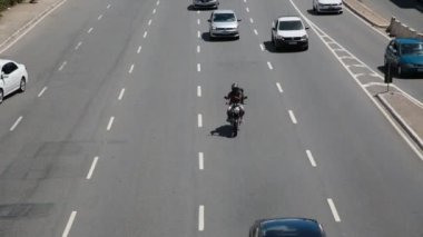 Salvador, Bahia, Brezilya - 30 Aralık 2020: Araçlar Salvador 'daki ACM Bulvarı' ndan geçerken görüldü.