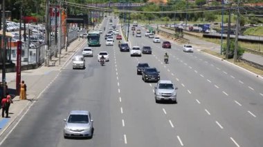 Salvador, Bahia, Brezilya - 30 Aralık 2020: Araçlar Salvador 'daki ACM Bulvarı' ndan geçerken görüldü.