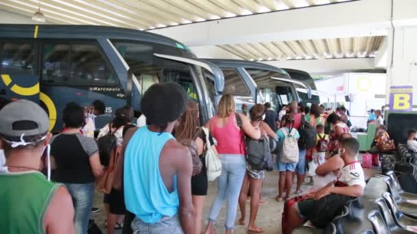 Salvador Bahia Brazil December 2020 Passagerare Ses Vid Ombordstigning Intercitybuss — Stockvideo