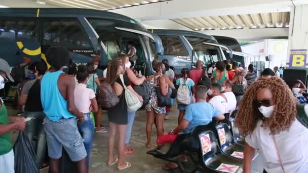 Salvador Bahia Brazil December 2020 Passagerare Ses Vid Ombordstigning Intercitybuss — Stockvideo