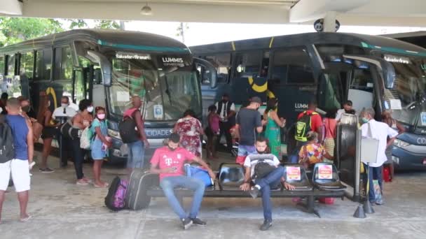 2020年12月30日 ブラジル バイーア州サルバドル市のバスステーションでバイーア市内行きの都市間バスに乗車中に乗客が見られる — ストック動画