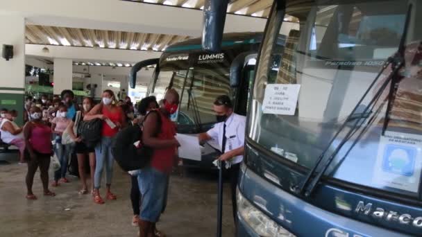 Salvador Bahia Brazil Grudnia 2020 Pasażerowie Widziani Podczas Wsiadania Autobusu — Wideo stockowe