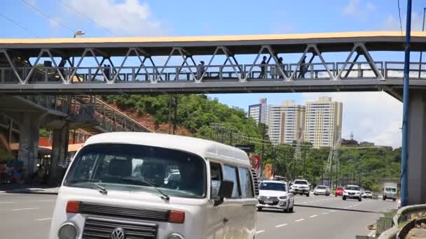 Salvador Bahia Brazilië December 2020 Voetgangerswandeling Zien Een Rijstrook Salvador — Stockvideo