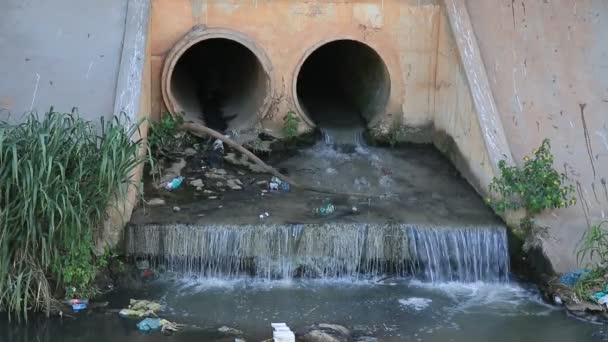 Salvador Bahia Brasil Dezembro 2020 Tubulação Esgoto Jorrada Canal Esgoto — Vídeo de Stock