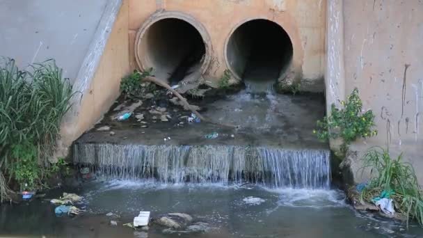salvador, bahia, brasilien - 30. Dezember 2020: In einem Abwasserkanal am Rio Camurugipe in der Stadt Salvador läuft ein Abwasserrohr aus.