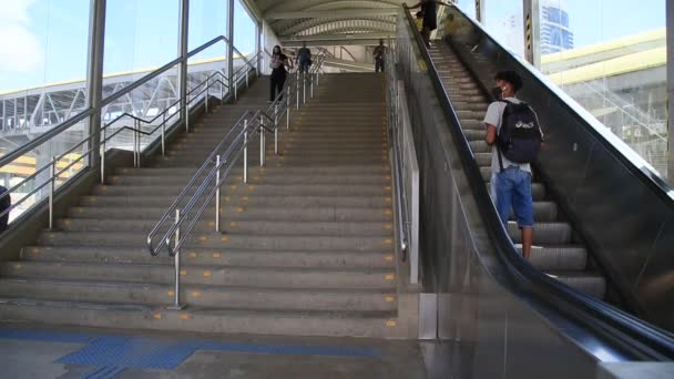 2020年12月30日ブラジル バイーア州サルバドル市の地下鉄駅近くのエスカレーターを使用している人が見られます — ストック動画