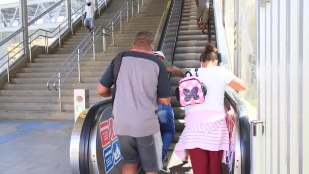 Salvador Bahia Brazil December 2020 People Seen Using Escalator Metro — стоковое видео