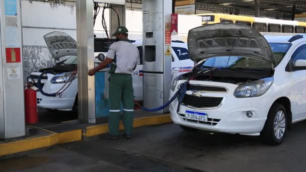 Salvador Bahia Brasil Dezembro 2020 Atendente Posto Gasolina Corta Combustível — Vídeo de Stock