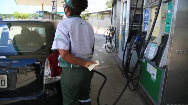 Salvador Bahia Brasil Dezembro 2020 Atendente Posto Gasolina Corta Combustível — Vídeo de Stock