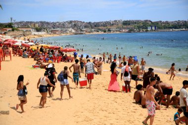 Salvador, Bahia, Brezilya - 1 Ocak 2021: Salvador şehrindeki Boa Viagem plajında insanlar görülüyor..