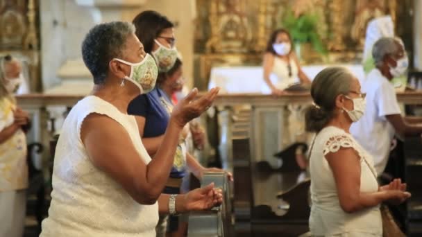 Salvador Bahia Brasilien Januar 2021 Katholiken Tragen Maskottchen Und Kaufen — Stockvideo