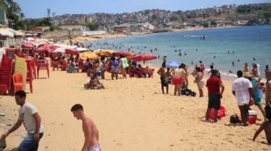 Salvador, Bahia, Brezilya - 1 Ocak 2021: Salvador şehrindeki Boa Viagem plajında insanlar görülüyor..