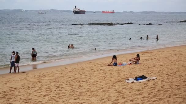 2021年1月1日 人们在萨尔瓦多市Boa Viagem海滩的沙滩上看到人们 — 图库视频影像