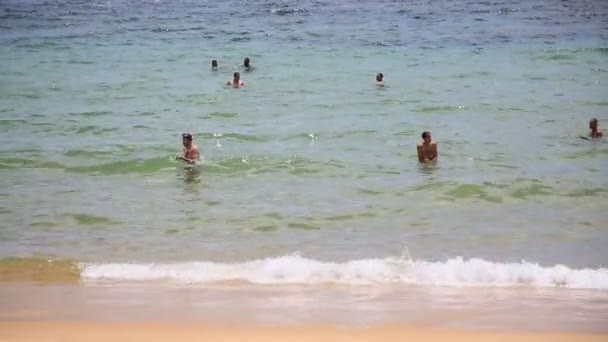 2021年1月1日 人们在萨尔瓦多市Boa Viagem海滩的沙滩上看到人们 — 图库视频影像