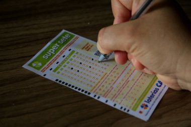 Salvador, Bahia, Brezilya - 2 Ocak 2021: Salvador şehrinde Süper Sete piyango bileti alan kişi.