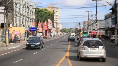 Salvador, Bahia, Brezilya - 4 Ocak 2021: Salvador 'un Calcada semtinde araç trafiği.